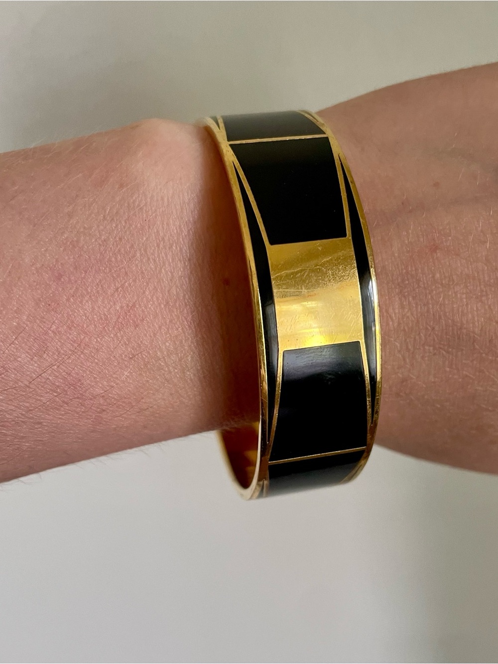 Kate Spade Take A Bow Gold Toned Bangle Bracelet With Spade - Picture 3 of 9